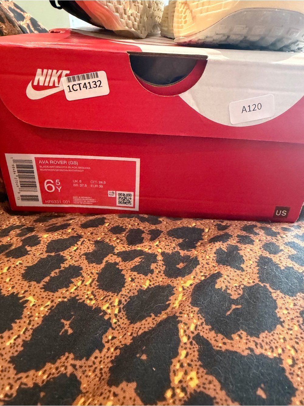 Nike Ava Rover Youth Shoes in Black and Cream - Picture 4 of 4
